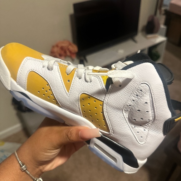 Retro 6 Jordans - Picture 4 of 4